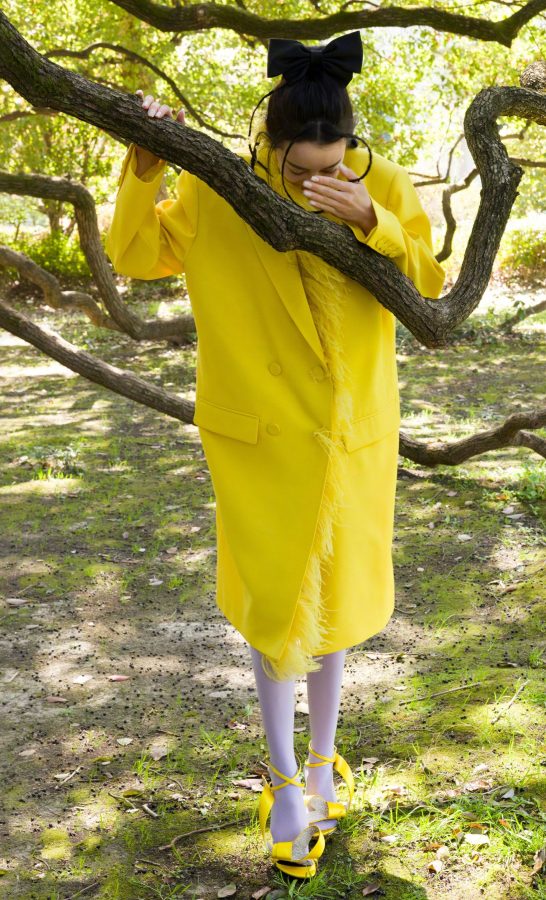 迪丽热巴为ELLE杂志拍摄纯洁缤纷大片，腿穿红丝袜姿态慵懒（第2张/共10张）