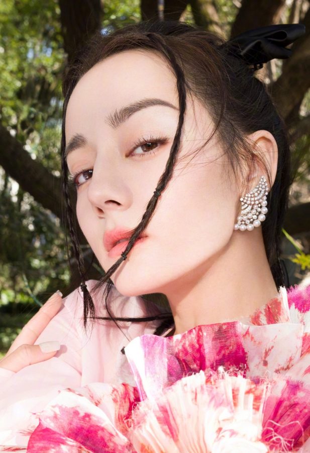 迪丽热巴为ELLE杂志拍摄纯洁缤纷大片，腿穿红丝袜姿态慵懒(5/10)