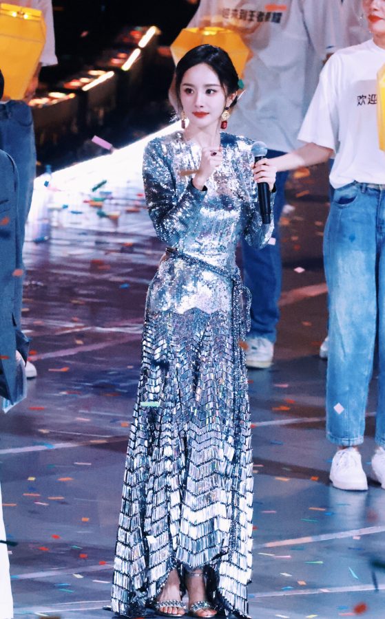杨幂身着银色亮片长裙，美足穿凉高跟鞋拍摄靓照(20/24)