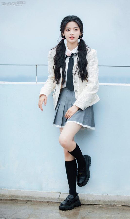 青春美少女杨超越白皙腿穿短筒袜录制综艺节目《100万个约定》(1/3)