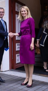 卡娅·卡拉斯穿一身优雅紫色连衣裙腿穿丝袜出席外事活动