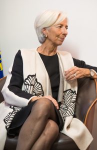 IMF总裁克里斯蒂娜·拉加德穿黑丝翘腿坐姿