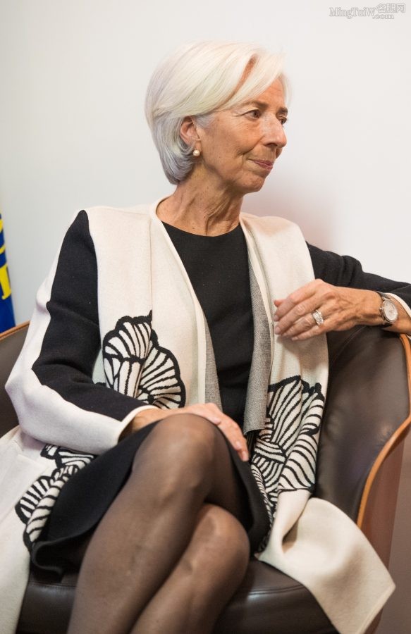 IMF总裁克里斯蒂娜·拉加德穿黑丝翘腿坐姿（第1张/共3张）