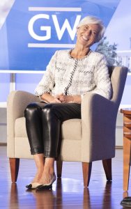 Christine Lagarde穿黑色亮皮裤出席接受采访