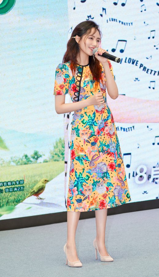 刘惜君身穿中式花裙踩高跟鞋演唱表情陶醉(1/4)