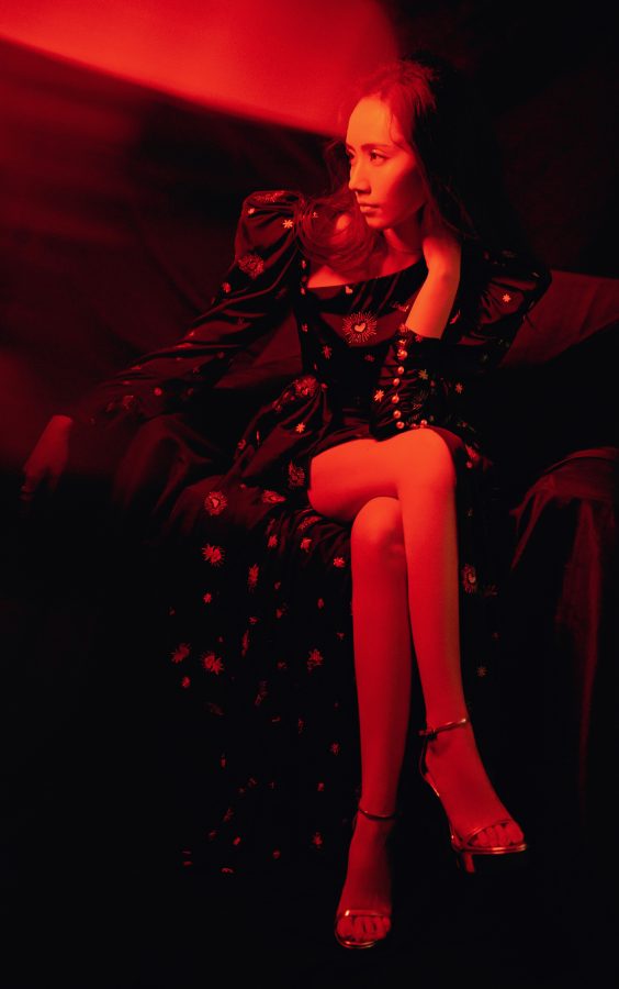 刘惜君参加BME音乐盛典前先拍一套美腿写真(1/5)
