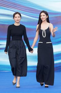 美神佟丽娅踩红底细高跟出席第十届丝绸之路国际电影节