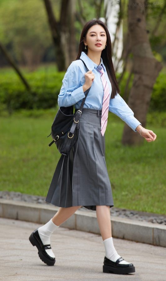 张雨绮穿校服录制综艺节目《女子推理社》(1/4)