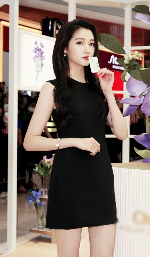 Guan Xiaotong wears a black miniskirt with silver sandals and raises her long legs(8/9)