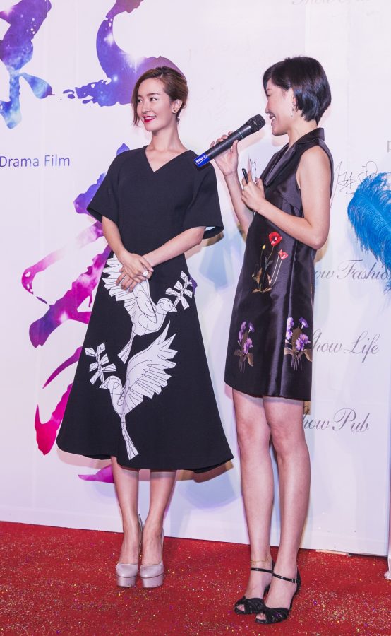女演员李晟脚穿一双超级细跟恨天高走红毯(3/5)