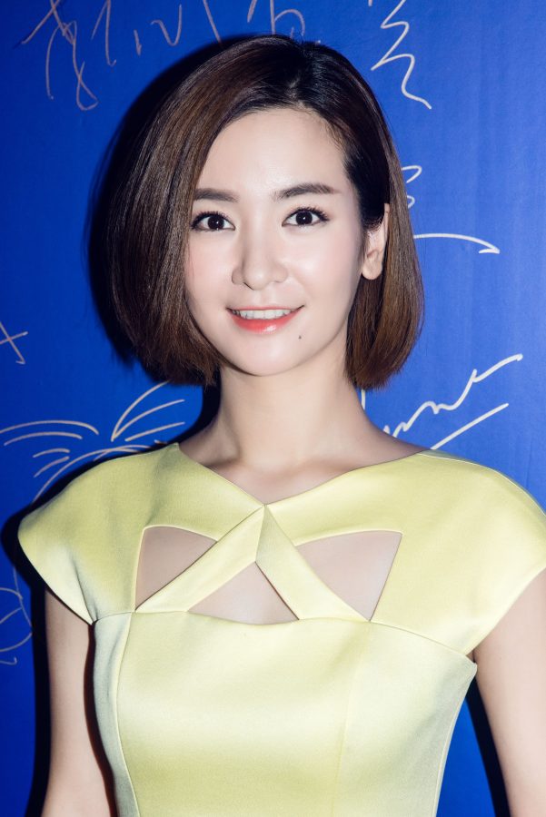 女明星李晟穿黄裙配防水台白高跟出席上影出品发会(2/4)
