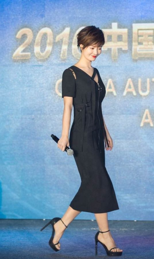 李晟脚踩Stuart Weitzman凉高跟受邀担任颁奖嘉宾(1/5)