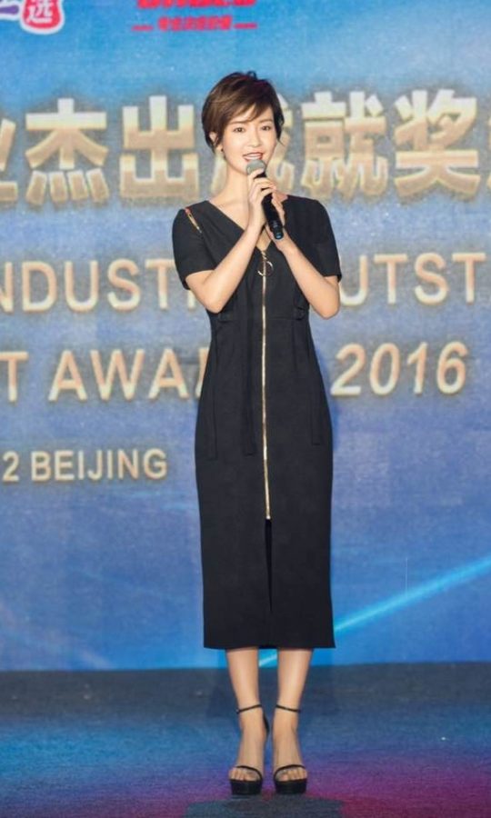 Li Sheng wore Stuart Weitzman high heels and was invited to be the award guest(3/5)