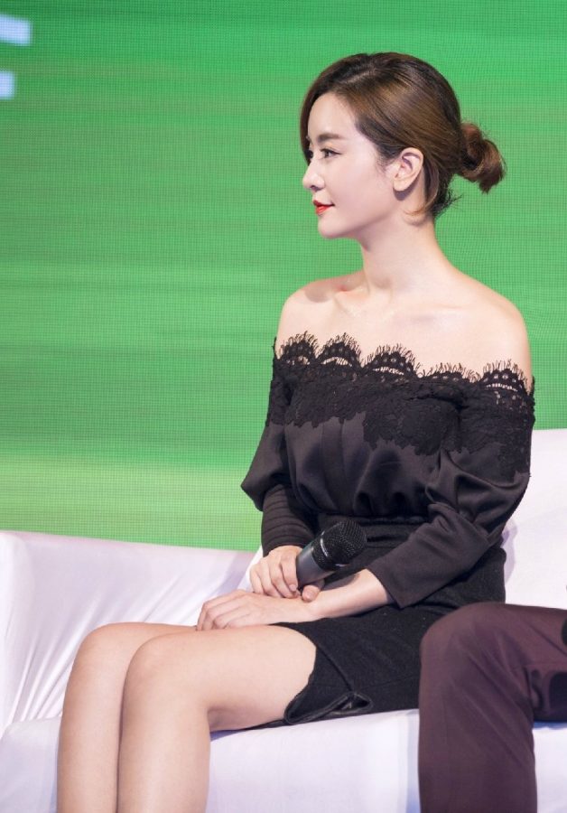 李晟顺滑美腿穿红底恨天高参加活动(2/5)