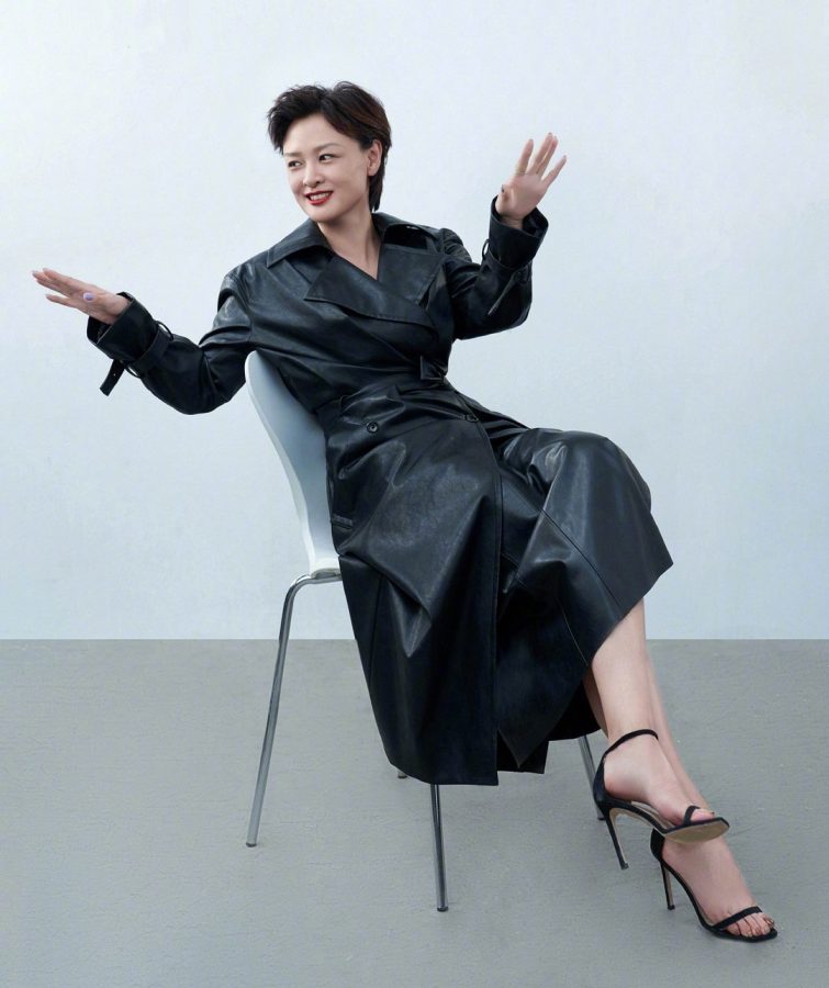 短发女主持李小萌为《时尚芭莎》拍摄写真秀高跟脚（第1张/共3张）