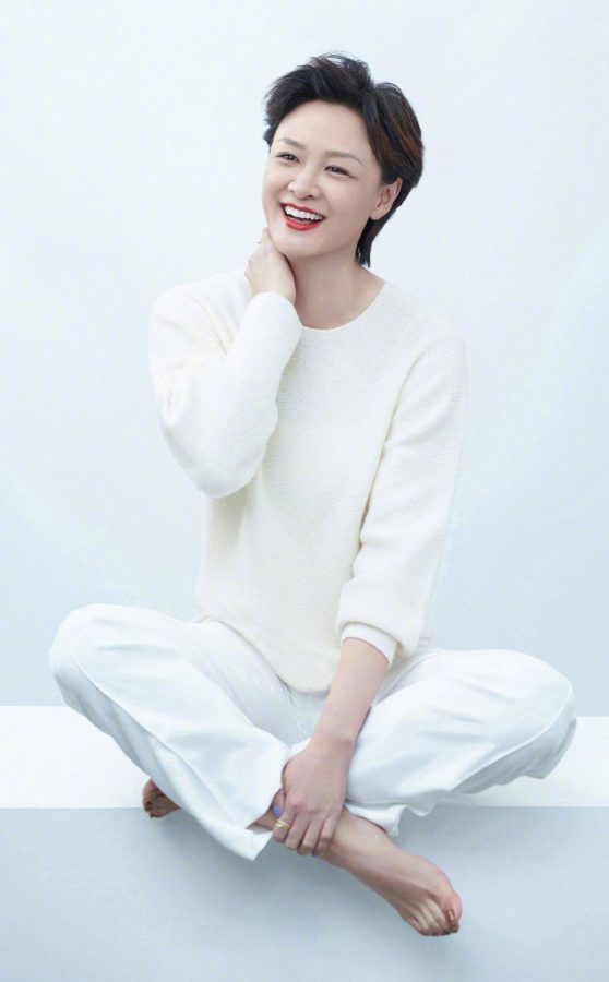 短发女主持李小萌为《时尚芭莎》拍摄写真秀高跟脚(3/3)