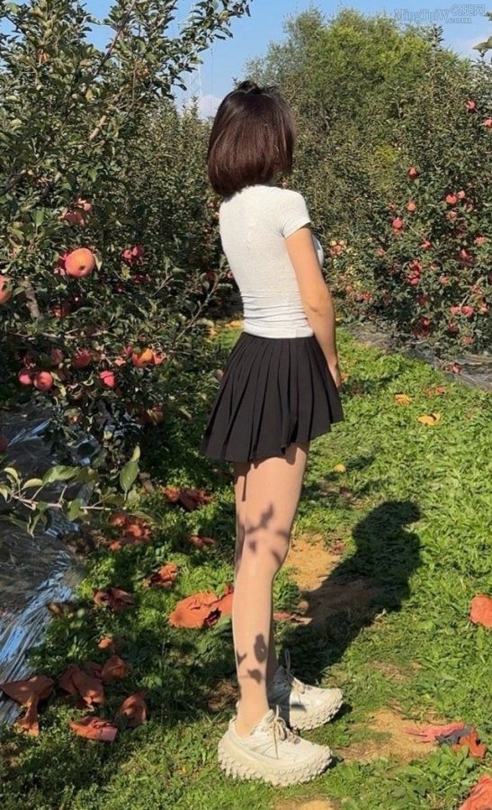 果园里聂小雨的肉丝袜腿(3/6)