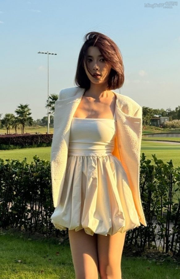 聂小雨肉丝袜外面套白丝袜真会穿(3/9)