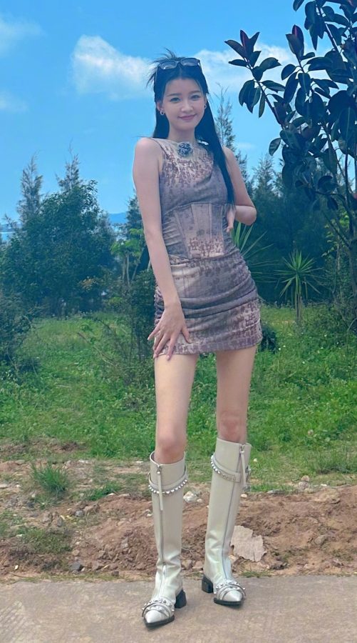 孙怡穿包臀短裙大秀长腿和翘臀(1/6)