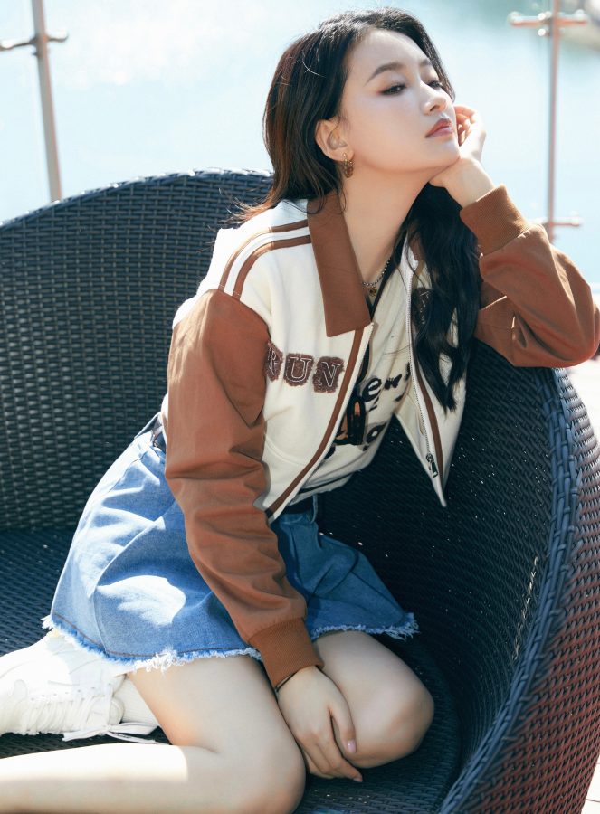 顶级美女孙怡穿牛仔裤秀美腿(4/6)