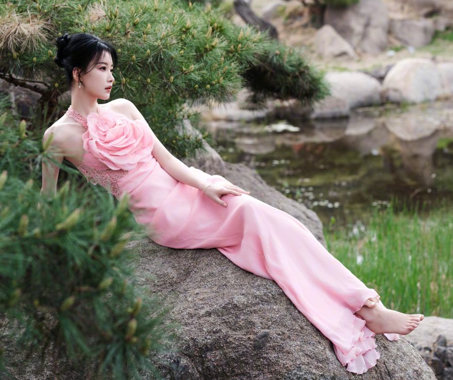 Sun Yi wears a pink dress in spring, revealing her flawless feet(1/7)