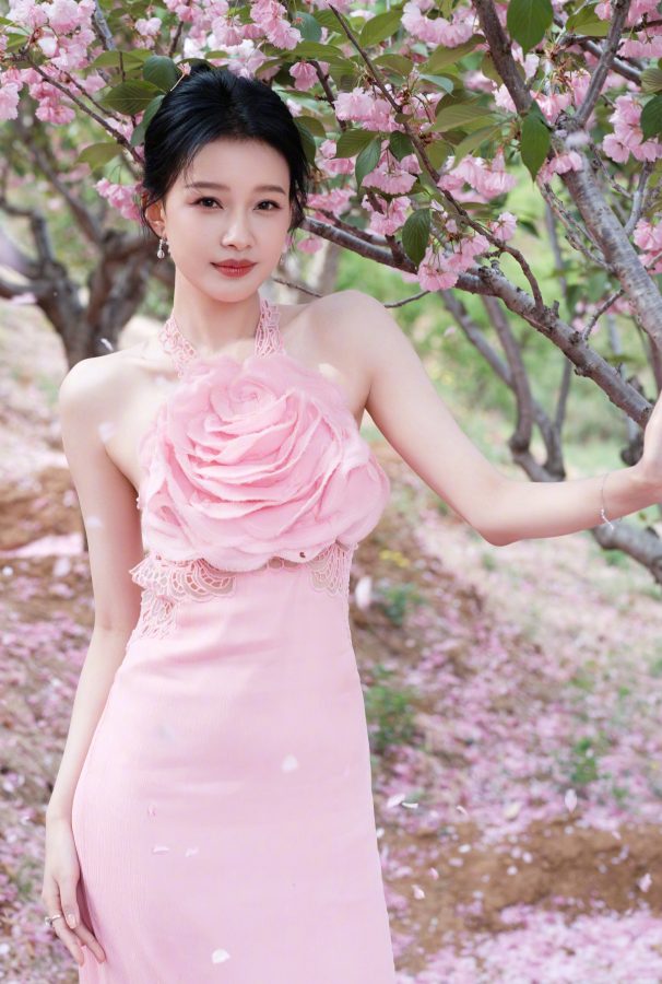 春天里孙怡身着粉色长裙露出无瑕的美脚丫(3/7)