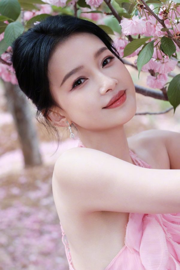 春天里孙怡身着粉色长裙露出无瑕的美脚丫(4/7)
