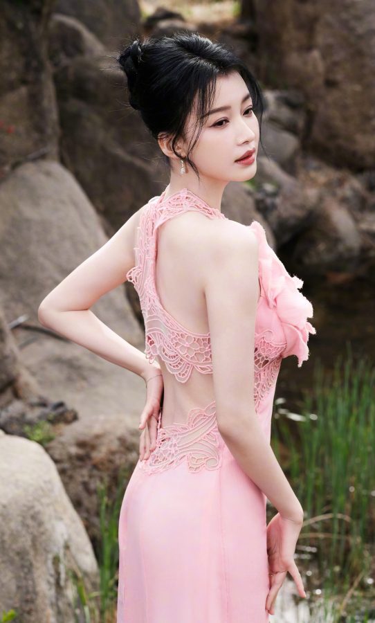 春天里孙怡身着粉色长裙露出无瑕的美脚丫(7/7)