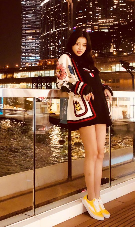 孙怡美腿穿小黄鞋拍游客照(1/1)