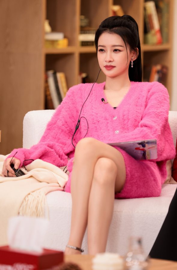 综艺节目《再见爱人》里孙怡两双大长腿交叉坐姿太顶了(7/19)