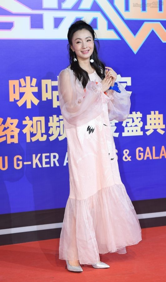 美魔女陶虹脚踩尖头细高跟走咪咕·G客颁奖盛典红地毯(5/5)