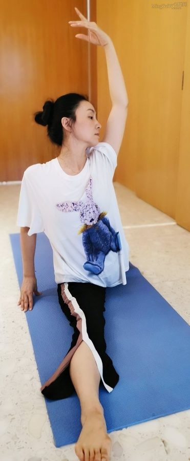女演员陶虹练瑜伽时秀脚(1/2)