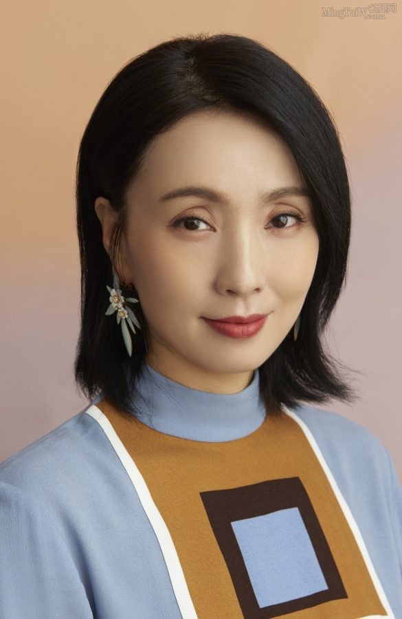 五十路女演员陶虹穿长裙高跟韵味足(3/5)