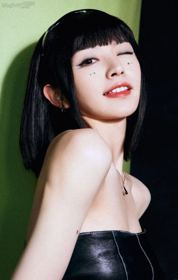 田曦薇清爽利落短发，穿低胸露肩装大秀小蛮腰(5/8)
