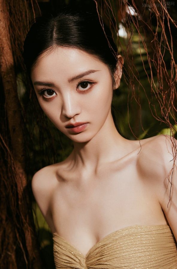 田曦薇一袭露肩低胸晚礼服丛林写真双眼直盯(1/7)