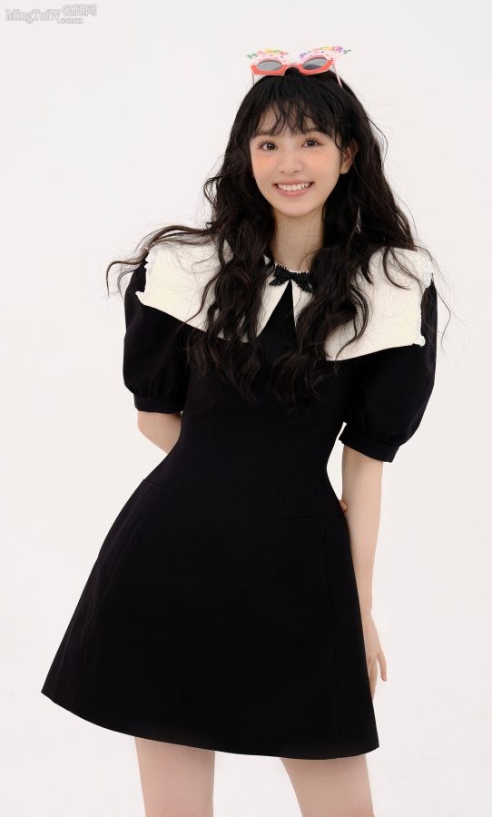公主小妹田曦薇纤细笔直的玉腿(2/5)