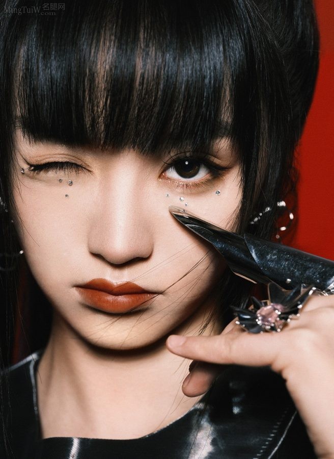 《LOOKME洛克偶像》田曦薇美腿白丝怪诞美少女大片(11/12)