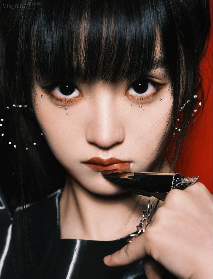 《LOOKME洛克偶像》田曦薇美腿白丝怪诞美少女大片(12/12)