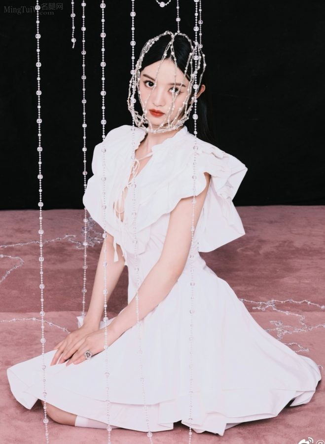 《LOOKME洛克偶像》田曦薇美腿白丝怪诞美少女大片(3/12)