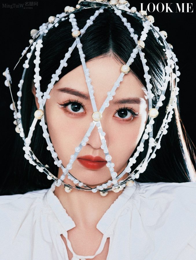 《LOOKME洛克偶像》田曦薇美腿白丝怪诞美少女大片(4/12)