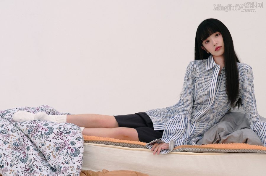 可爱少女田曦薇可爱的脚丫和白袜脚(5/9)