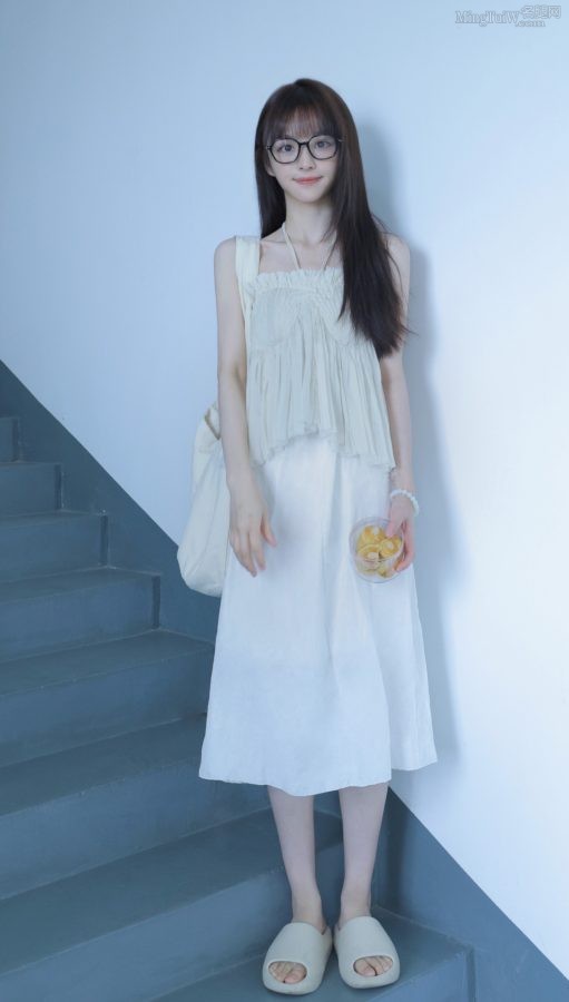 眼镜妹田曦薇凉拖里可爱的嫩脚丫(2/3)