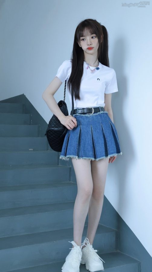田曦薇穿牛仔小短裙秀细白长腿出门(1/3)