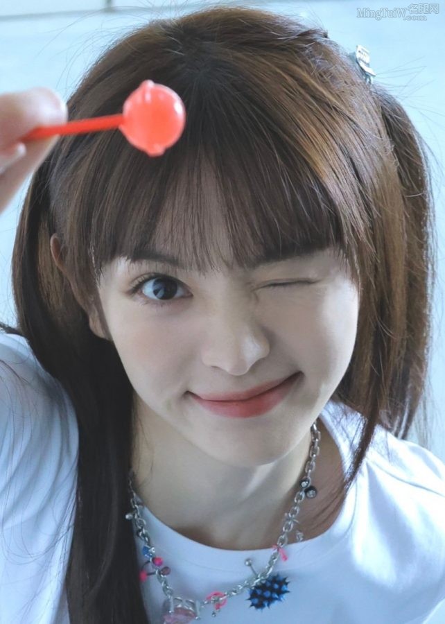 田曦薇穿牛仔小短裙秀细白长腿出门(3/3)
