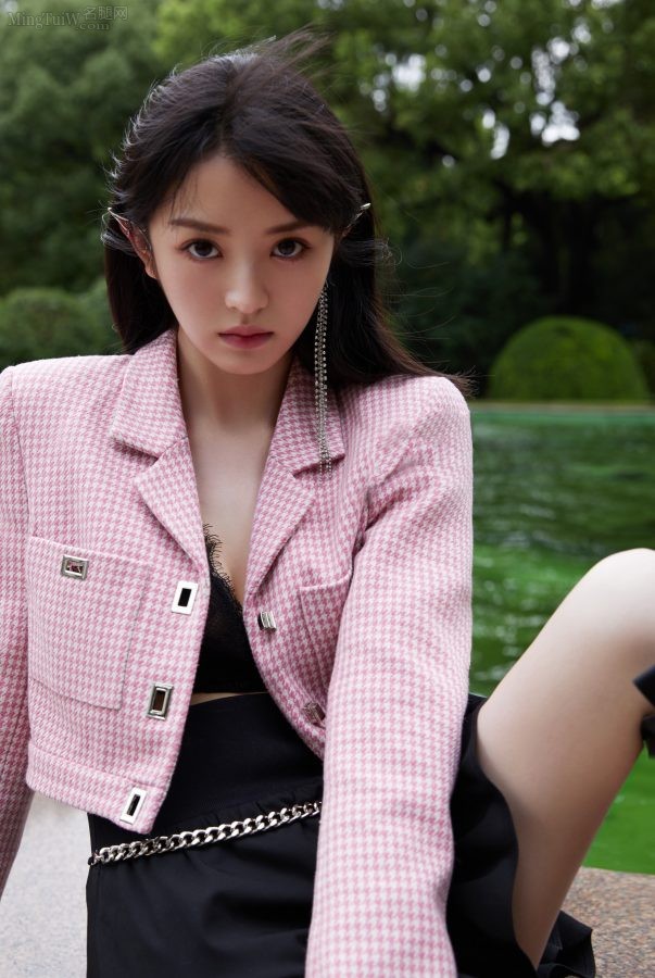 可爱美少女田曦薇纤细的大腿(2/3)