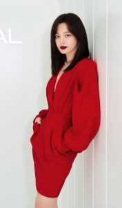 辛芷蕾身穿鲜艳红裙，白皙美腿配细跟短靴参加品牌宣传活动