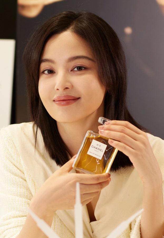 女明星辛芷蕾穿蕾丝边短裤秀出修长美腿(7/12)