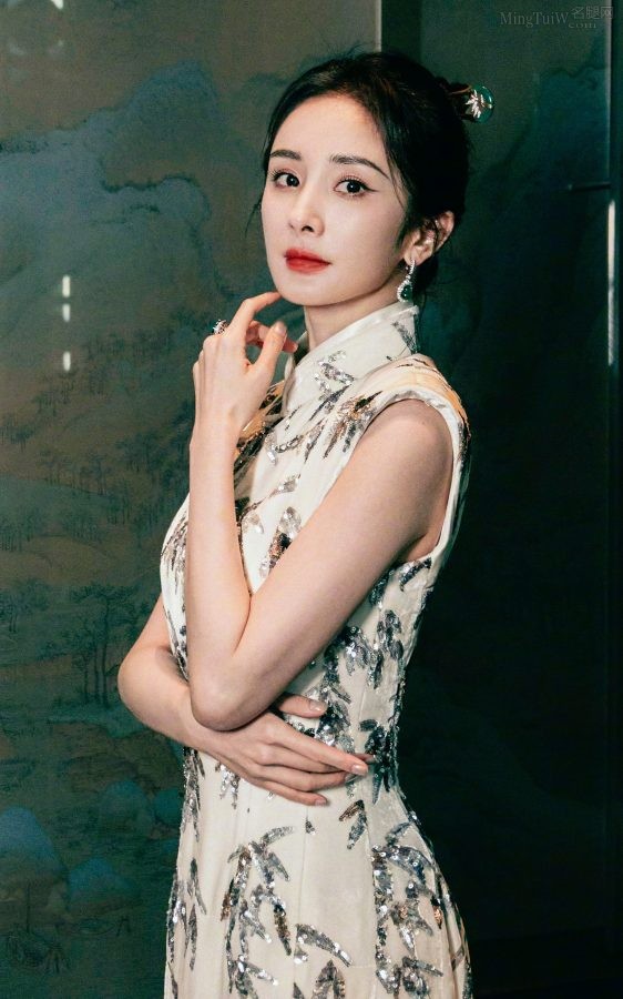 杨幂身穿紧身古风旗袍翘二郎腿坐姿(6/6)