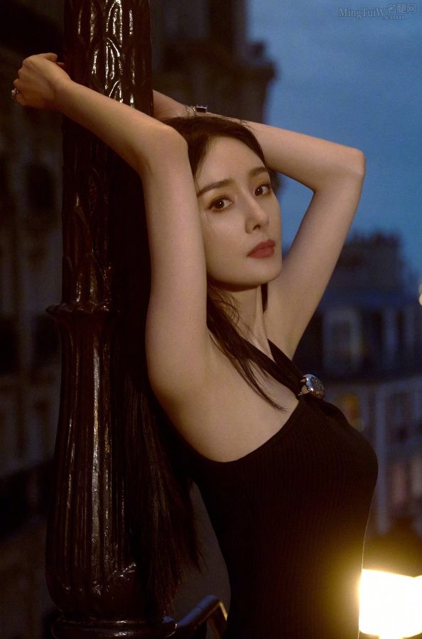 杨幂踩高跟鞋街头漫步大秀曼妙身材(11/12)