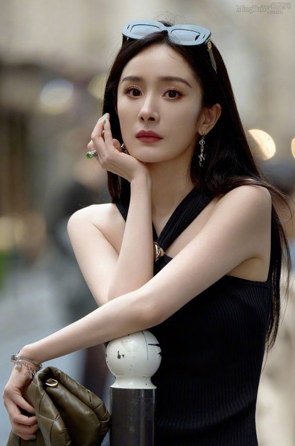 杨幂踩高跟鞋街头漫步大秀曼妙身材(5/12)